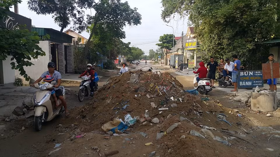 Đất đá, phế liệu 'chặn' phương tiện ở cửa ngõ thành phố Vinh ảnh 1