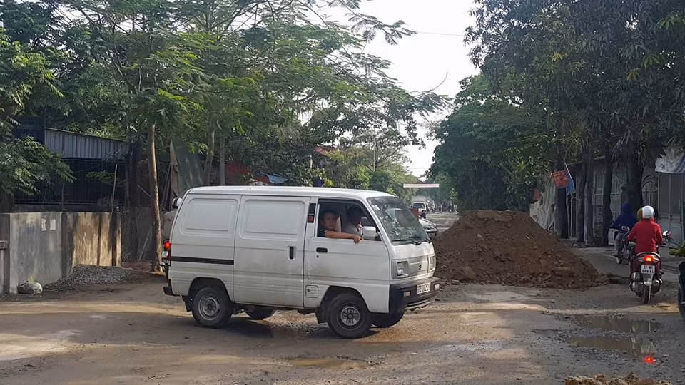 Đất đá, phế liệu 'chặn' phương tiện ở cửa ngõ thành phố Vinh ảnh 2
