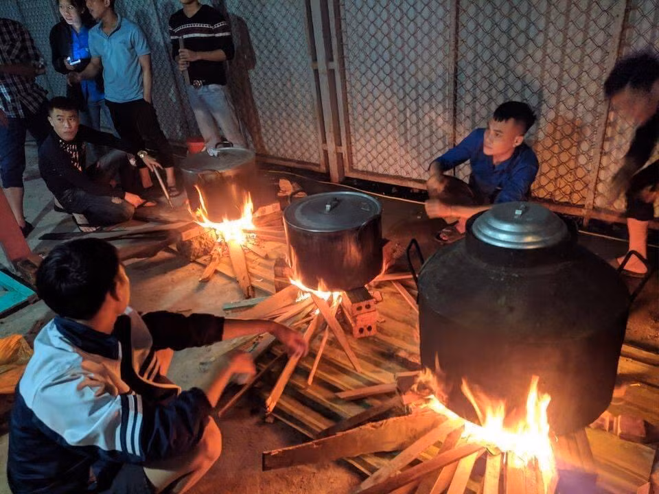 Ấm lòng những nồi bánh chưng cứu đói dân vùng lũ ảnh 3