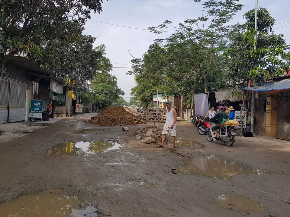 Đất đá, phế liệu 'chặn' phương tiện ở cửa ngõ thành phố Vinh ảnh 4