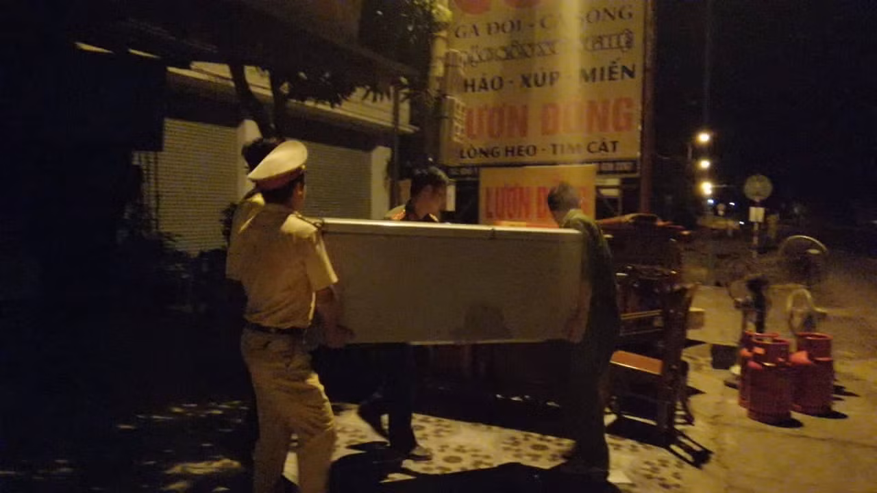 Hàng trăm người dân Hà Tĩnh hối hả dọn đồ chạy 'giặc lửa' trong đêm ảnh 5