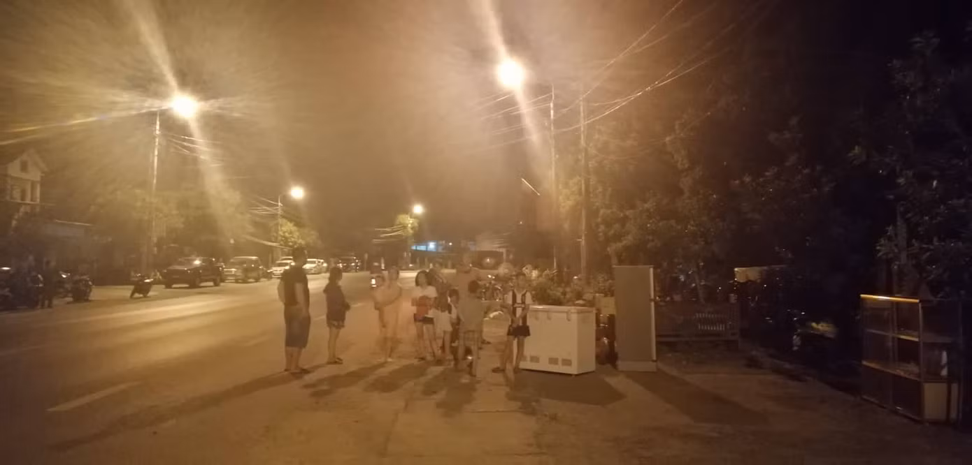 Hàng trăm người dân Hà Tĩnh hối hả dọn đồ chạy 'giặc lửa' trong đêm ảnh 2