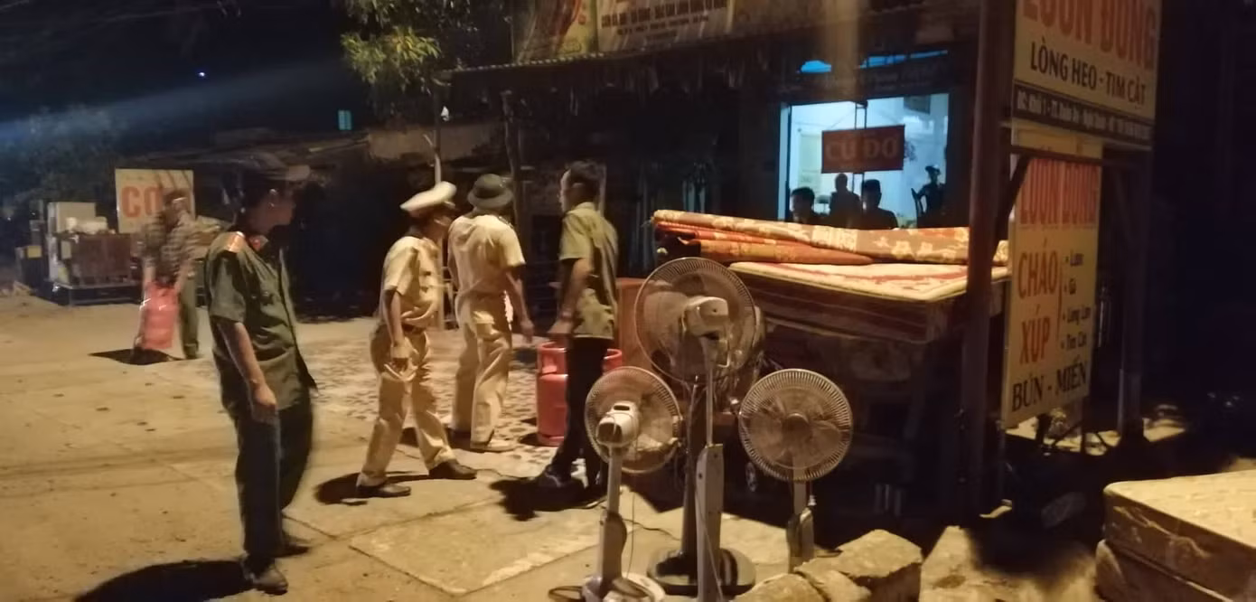 Hàng trăm người dân Hà Tĩnh hối hả dọn đồ chạy 'giặc lửa' trong đêm ảnh 6