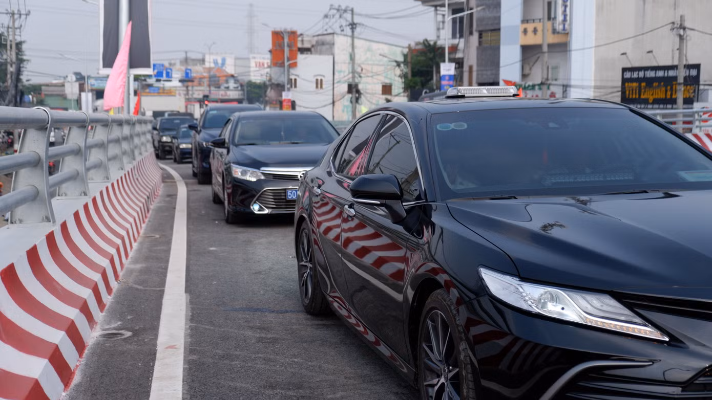 Những chuyến xe đầu tiên lưu thông qua cầu Tân Kỳ Tân Quý mới.