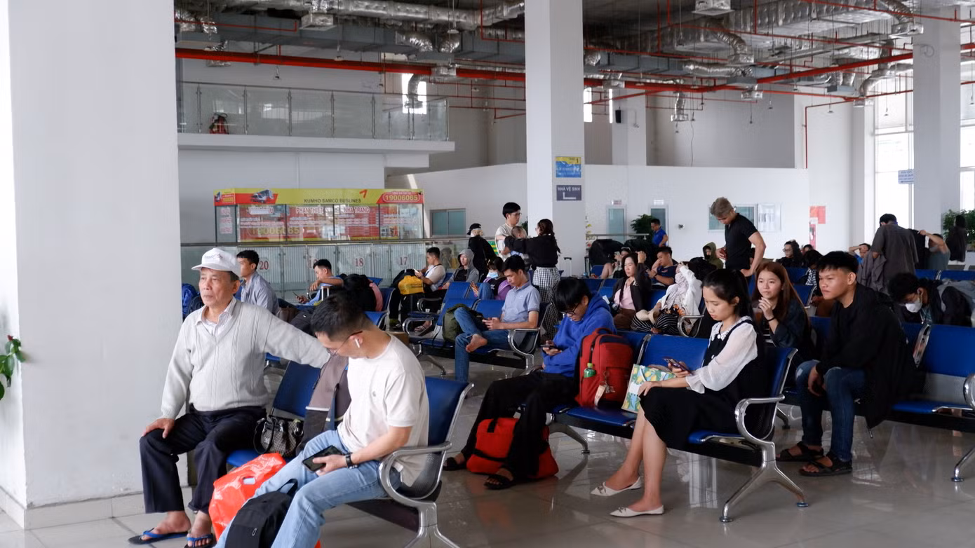 Bến xe Miền Đông mới nhộn nhịp, khác hẳn với khung cảnh thưa vắng những ngày bình thường.