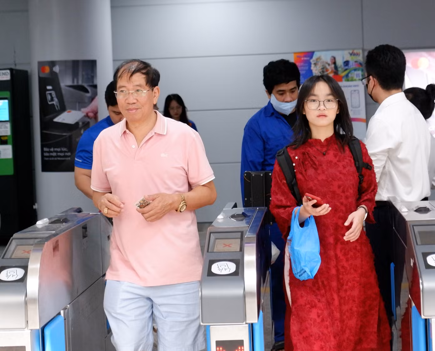 Theo ghi nhận của PV vào sáng 20/1, ga Bến Thành thông thoáng, người dân ra vào nhà ga để đi tàu dễ dàng mà không phải xếp hàng chờ như những ngày cao điểm trước đây.