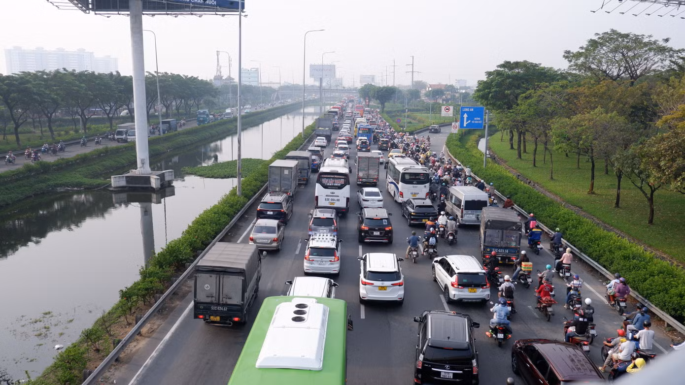 Dòng xe xếp hàng nối đuôi nhích từng chút trên quốc lộ 1 (hướng TPHCM đi các tỉnh, thành miền Tây Nam bộ).
