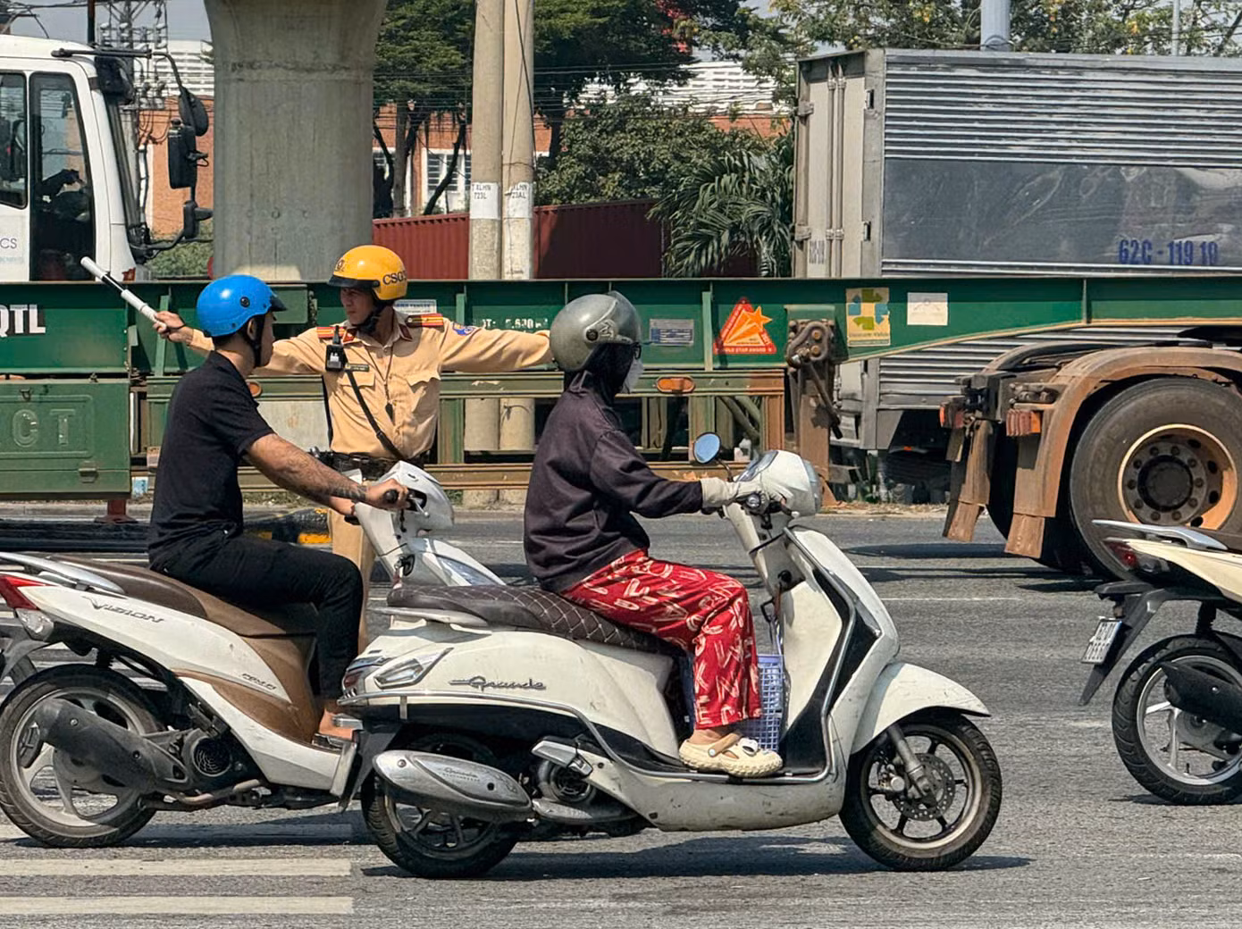 Lực lượng CSGT tích cực điều tiết giao thông qua khu vực.
