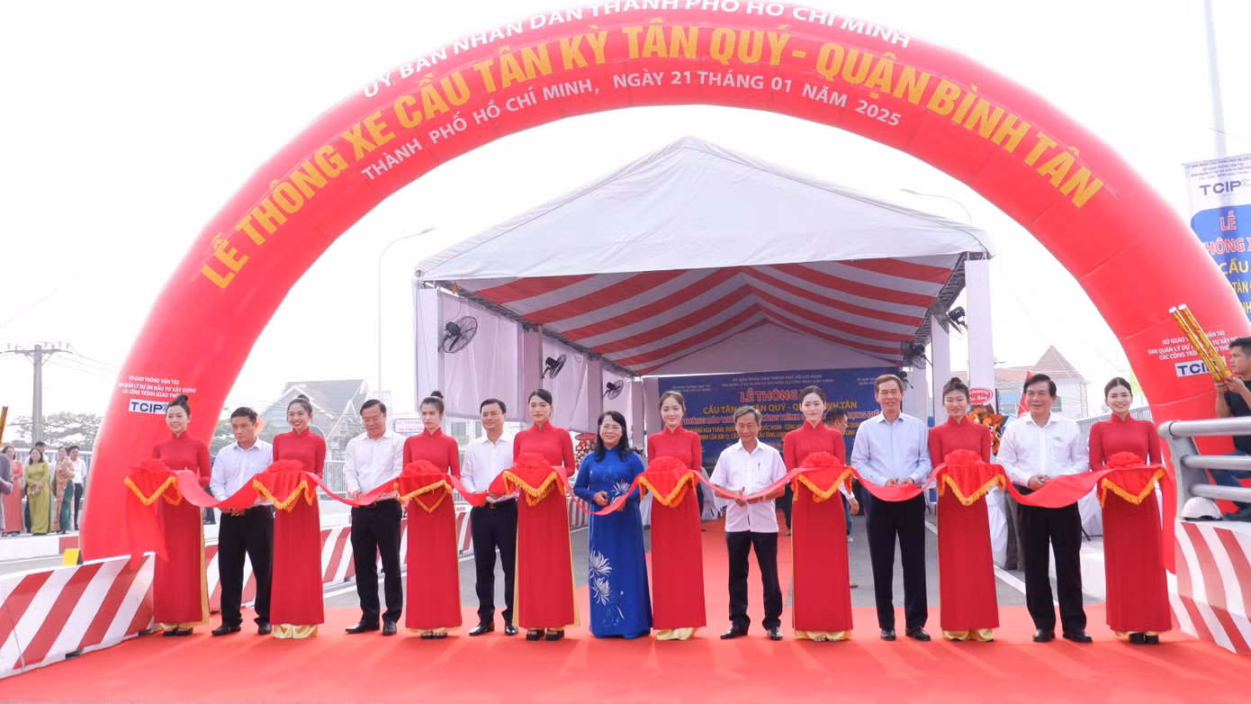 Các đại biểu thực hiện nghi thức thông xe cầu Tân Kỳ Tân Quý, quận Bình Tân.