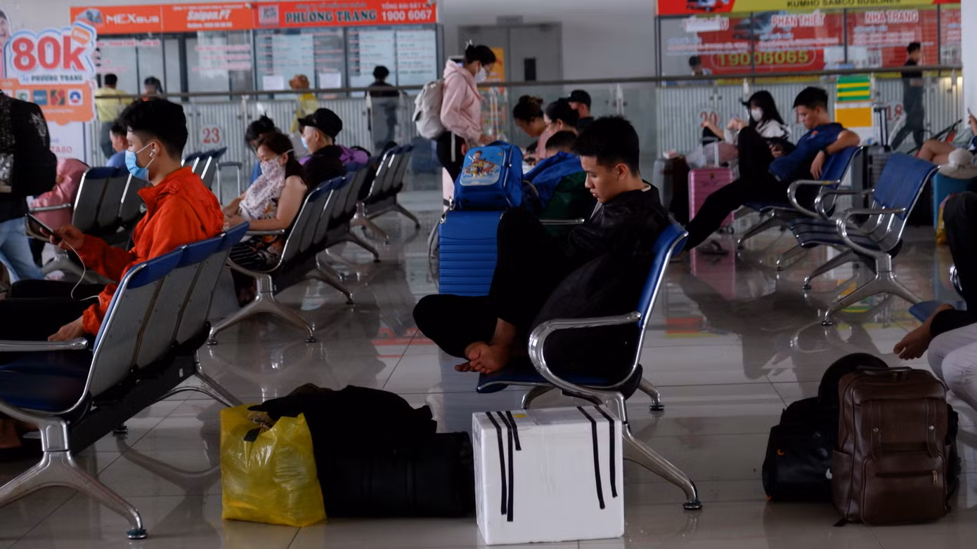 Bến xe Miền Đông mới nhộn nhịp, khác hẳn với khung cảnh thưa vắng những ngày bình thường.
