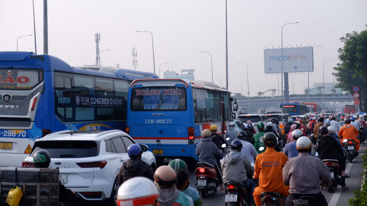 Lưu lượng phương tiện tăng cao đột ngột khiến một số nút giao thông trên quốc lộ 1 (nay là đường Lê Khả Phiêu) xảy ra hiện tượng ùn ứ.