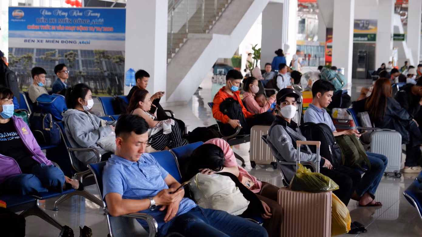 Một số người tranh thủ nghỉ ngơi trước giờ lên xe. Ảnh: Hữu Huy
