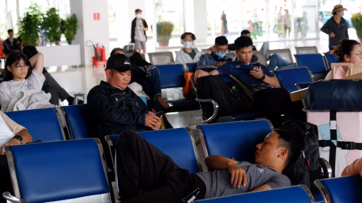 Một số người tranh thủ nghỉ ngơi trước giờ lên xe. Ảnh: Hữu Huy