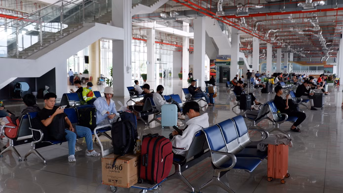 Bến xe Miền Đông mới nhộn nhịp, khác hẳn với khung cảnh thưa vắng những ngày bình thường.