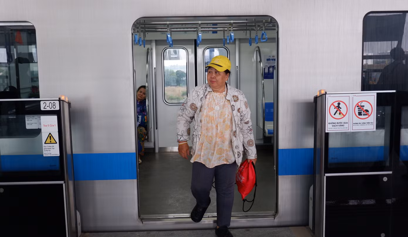 Một số hành khách đi metro để di chuyển đến Bến xe Miền Đông mới (TP. Thủ Đức).