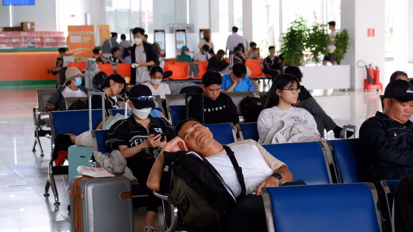 Một số người tranh thủ nghỉ ngơi trước giờ lên xe. Ảnh: Hữu Huy