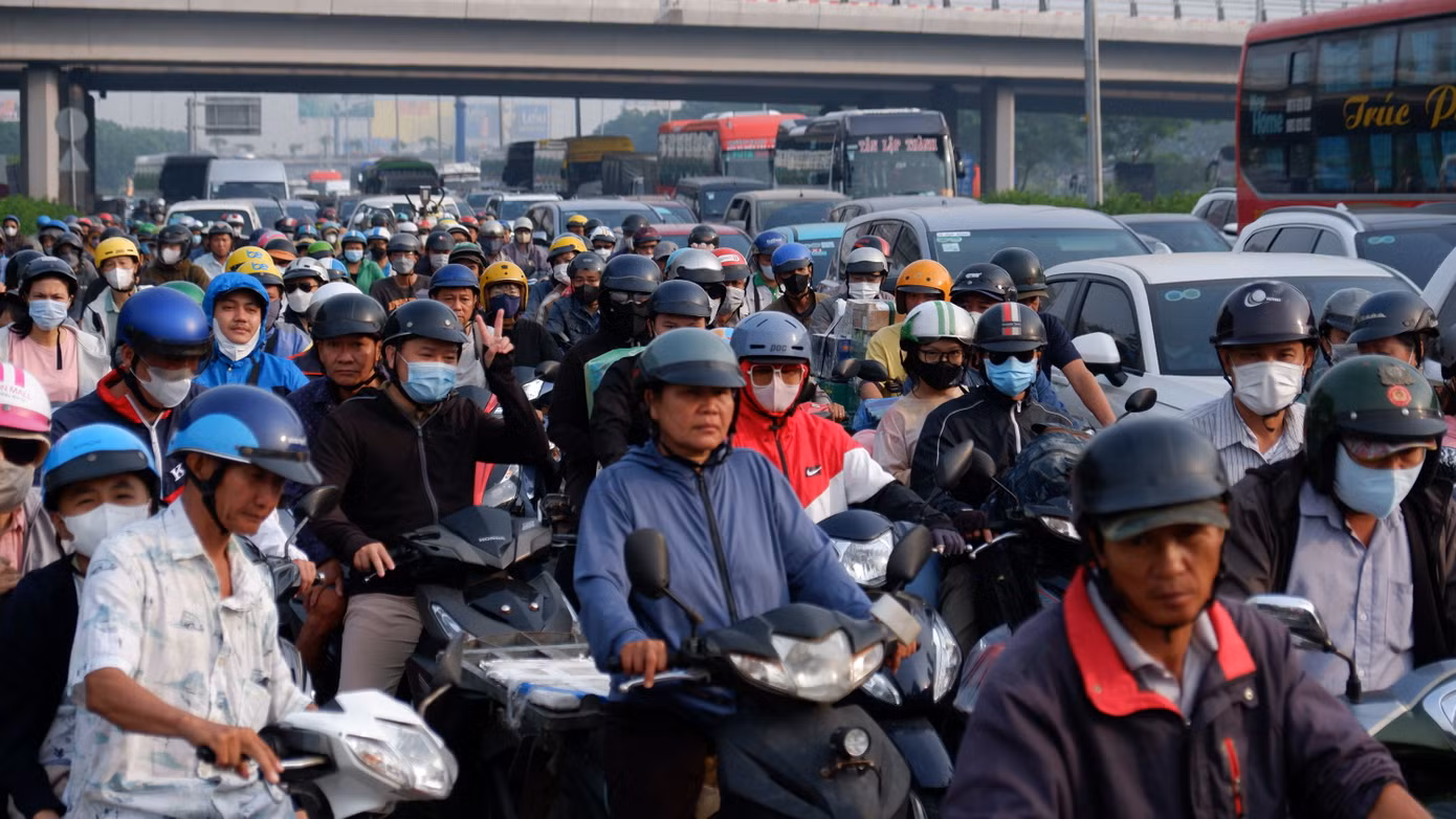 Anh Nguyễn Minh Sơn (ngụ quận Bình Tân, quê Tiền Giang) cho biết: "Sáng nay tôi đi xe máy để về quê đón Tết. Để tránh kẹt xe, tôi bắt đầu hành trình từ lúc 7 giờ sáng. Tuy nhiên, khi ra đến khu vực vòng xoay An Lạc thì xe quá đông, các xe đều phải di chuyển chậm. Năm nào cũng vậy, khu vực này hay ùn tắc do phía trước mặt đường nhỏ, tạo thành nút thắt cổ chai".
