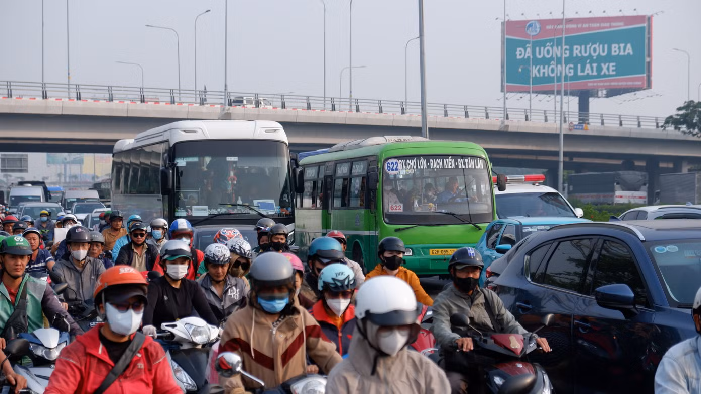 Quốc lộ 1 đoạn qua huyện Bình Chánh ùn ứ hơn 1km.