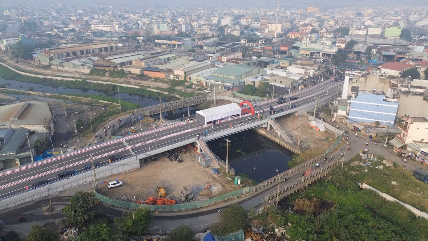 Cầu Tân Kỳ Tân Quý bắc qua kênh Tham Lương - Bến Cát, có chiều dài 224,8m. Ảnh: A.X
