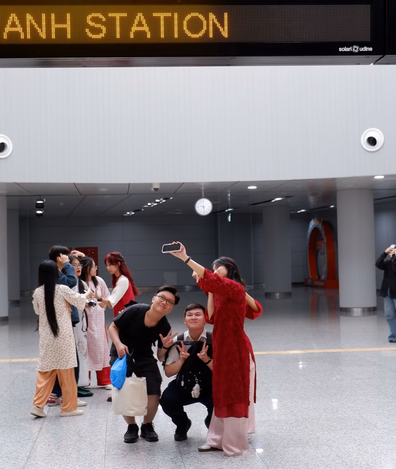 Nhiều bạn trẻ đến ga Bến Thành để chụp ảnh checkin và cùng đi trải nghiệm tàu metro.