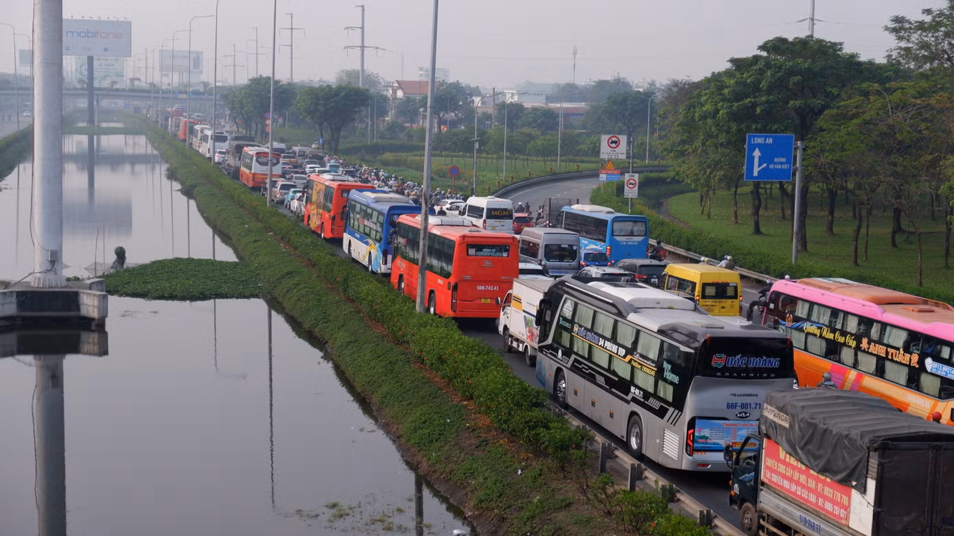 Theo ghi nhận của PV, đến hơn 9 giờ cùng ngày giao thông trên quốc lộ 1 hướng về các tỉnh, thành miền Tây Nam Bộ vẫn tiếp tục đông đúc.