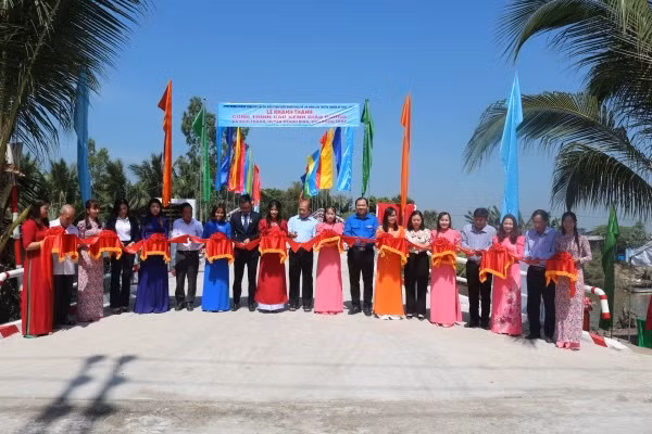Khánh thành cầu Kênh Giáo Đường tại ấp Bình Thuận, xã Bình Thành, huyện Thanh Bình.