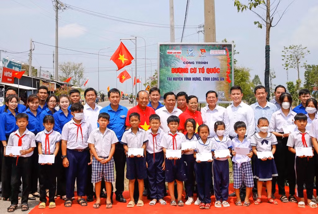 Khánh thành công trình “Đường cờ Tổ quốc” tại Khu Di tích lịch sử Quốc gia khu vực Đồn Long Khốt.