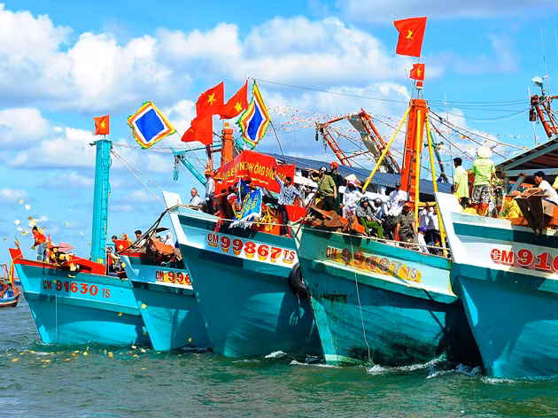 Đoàn tàu trong Lễ hội Nghinh Ông