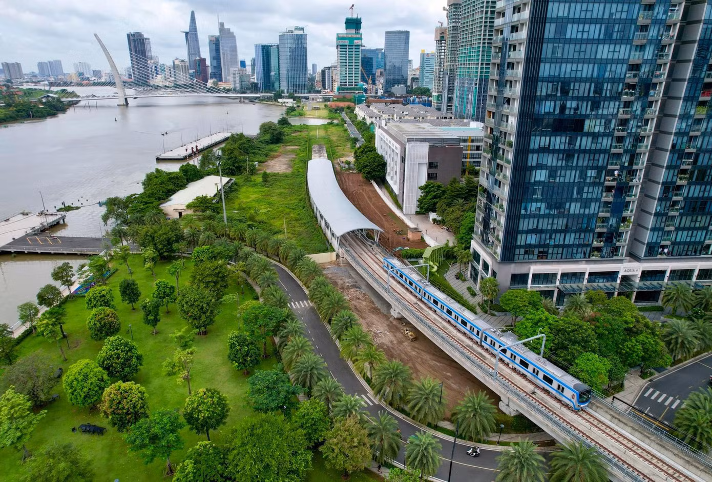 Công trình có đoạn đi ngầm dài 2,6 km qua 3 ga và đoạn đi trên cao dài 17,1 km qua 11 ga.