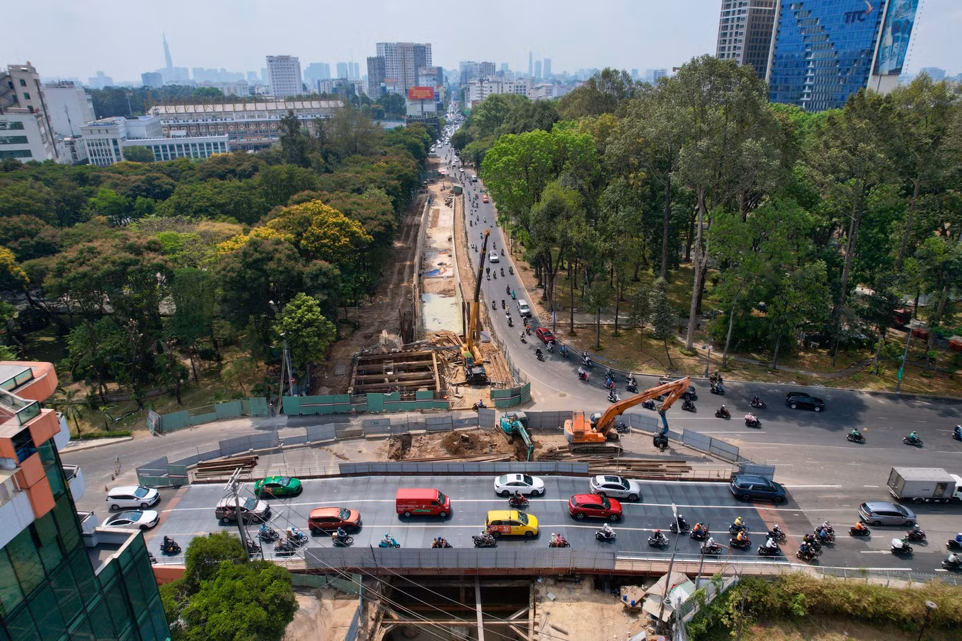 Dự án xây dựng đường nối Trần Quốc Hoàn - Cộng Hòa (quận Tân Bình) dài hơn 4km với tổng vốn đầu tư hơn 4.800 tỷ đồng. Dự án sẽ kết nối nhà ga T3 - cảng HKQT Tân Sơn Nhất nhằm giảm ùn tắc khu vực cửa ngõ sân bay Tân Sơn Nhất.