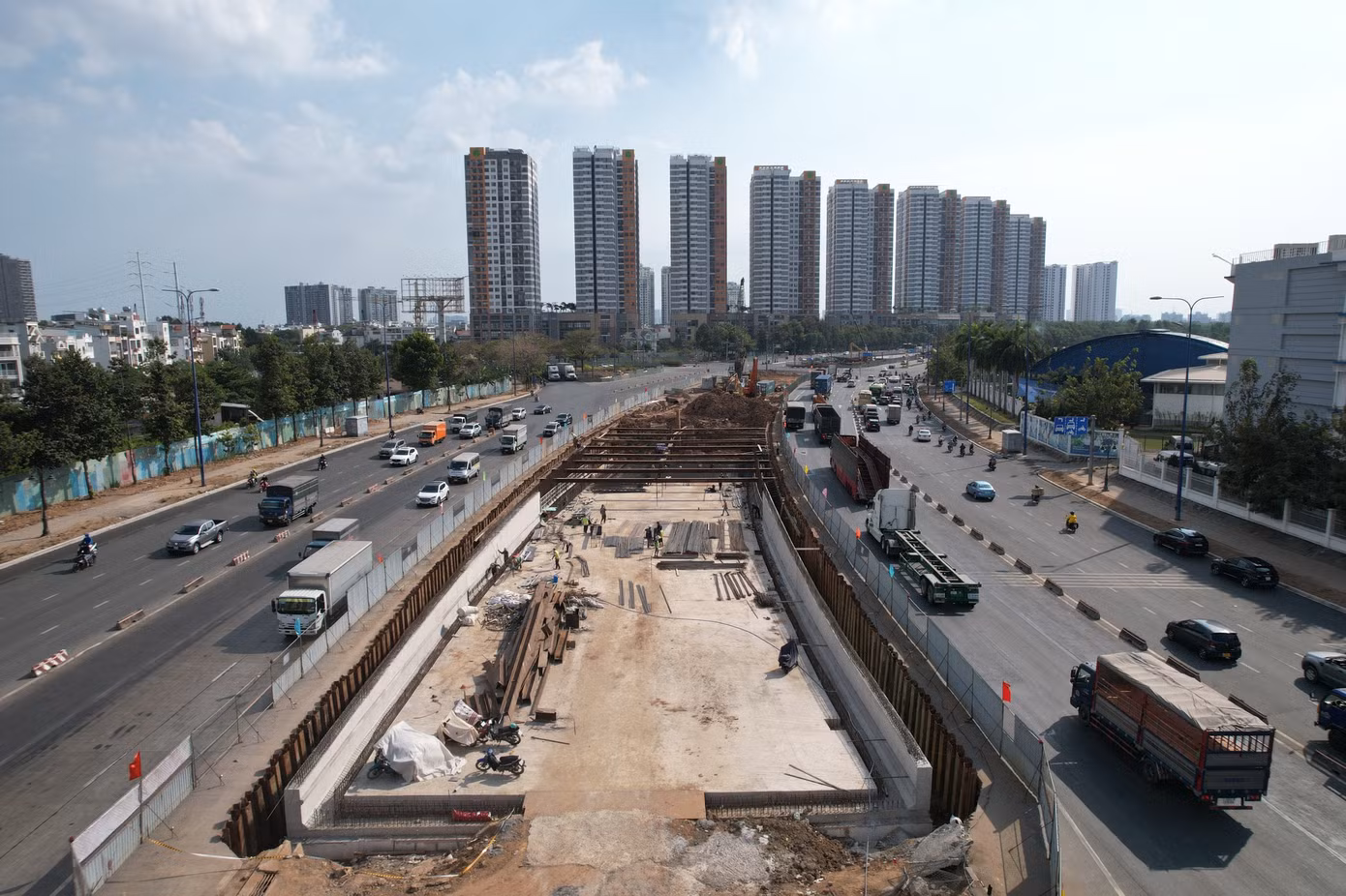Nút giao thông An Phú (TP. Thủ Đức) có tổng mức đầu tư 3.408 tỷ đồng. Đây là một trong những dự án giao thông khu vực cửa ngõ được chờ đợi giúp giảm ùn tắc cho điểm đầu cao tốc TPHCM - Long Thành - Dầu Giây và tuyến đường vào cảng Cát Lái.