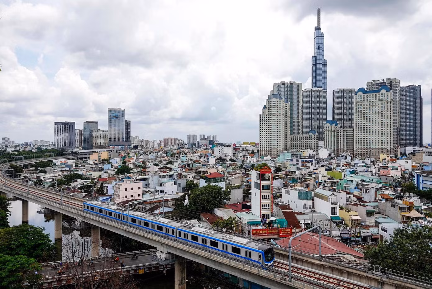 Tuyến metro số 1 (Bến Thành – Suối Tiên) có tổng mức đầu tư hơn 43.000 tỷ đồng. Đây là tuyến đường sắt đô thị đầu tiên tại TPHCM.