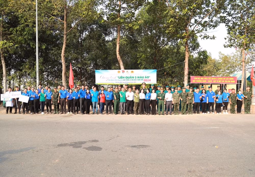 Các đại biểu và chiến sĩ tình nguyện chụp hình lưu niệm tại chương trình lễ xuất quân.