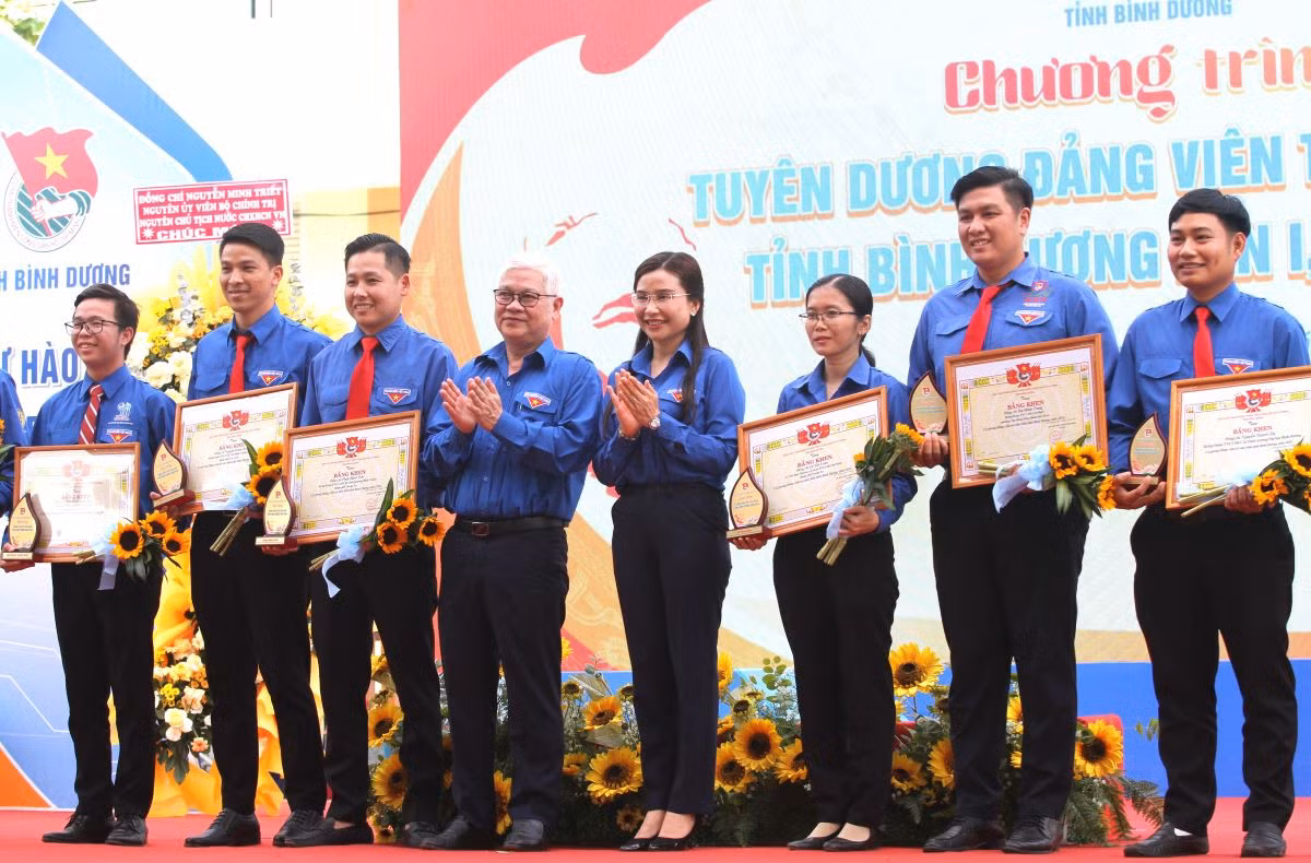 Chị Nguyễn Phạm Duy Trang - Bí thư Ban Chấp hành Trung ương Đoàn, Chủ tịch Hội đồng Đội Trung ương và ông Nguyễn Văn Lợi – Ủy viên Trung ương Đảng, Bí thư Tỉnh ủy Bình Dương tặng bằng khen, tuyên dương Đảng viên trẻ tiêu biểu. Chị Nguyễn Phạm Duy Trang - Bí thư Ban Chấp hành Trung ương Đoàn, Chủ tịch Hội đồng Đội Trung ương và ông Nguyễn Văn Lợi – Ủy viên Trung ương Đảng, Bí thư Tỉnh ủy Bình Dương tặng bằng khen, tuyên dương Đảng viên trẻ tiêu biểu.