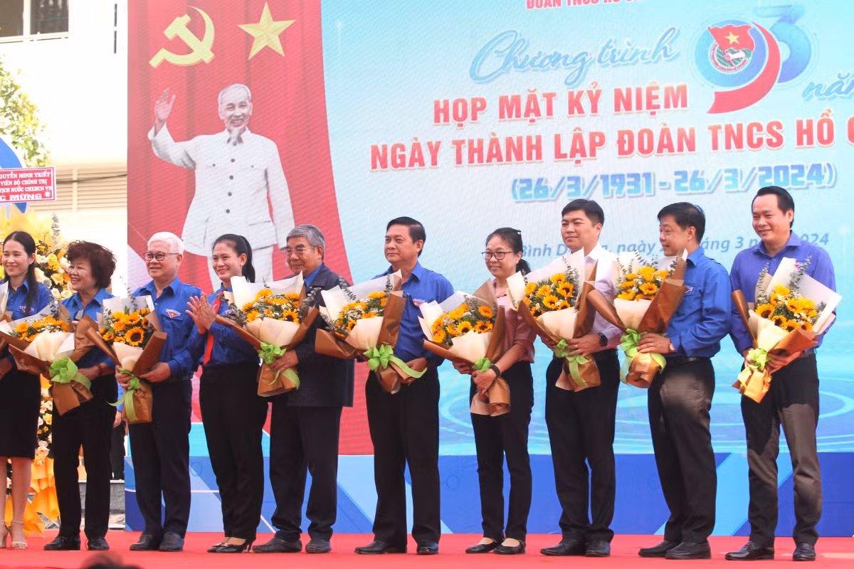 Bí thư Tỉnh Đoàn Bình Dương Trần Thị Diễm Trinh tặng hoa nguyên lãnh đạo Tỉnh Đoàn các thời kỳ. Bí thư Tỉnh Đoàn Bình Dương Trần Thị Diễm Trinh tặng hoa nguyên lãnh đạo Tỉnh Đoàn các thời kỳ.