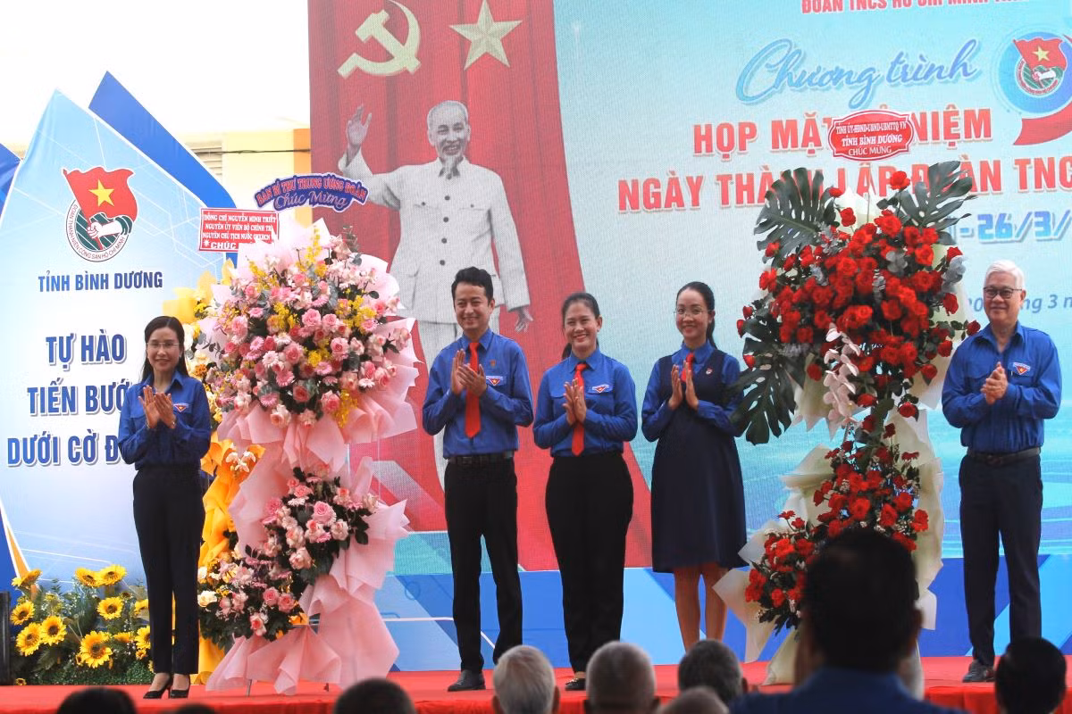 Chị Nguyễn Phạm Duy Trang - Bí thư Ban Chấp hành Trung ương Đoàn, Chủ tịch Hội đồng Đội Trung ương và ông Nguyễn Văn Lợi – Ủy viên Trung ương Đảng, Bí thư Tỉnh ủy Bình Dương tặng hoa chúc mừng Ban Thường vụ Tỉnh Đoàn Bình Dương tại lễ kỷ niệm 93 năm Ngày thành lập Đoàn TNCS Hồ Chí Minh. Chị Nguyễn Phạm Duy Trang - Bí thư Ban Chấp hành Trung ương Đoàn, Chủ tịch Hội đồng Đội Trung ương và ông Nguyễn Văn Lợi – Ủy viên Trung ương Đảng, Bí thư Tỉnh ủy Bình Dương tặng hoa chúc mừng Ban Thường vụ Tỉnh Đoàn Bình Dương tại lễ kỷ niệm 93 năm Ngày thành lập Đoàn TNCS Hồ Chí Minh.