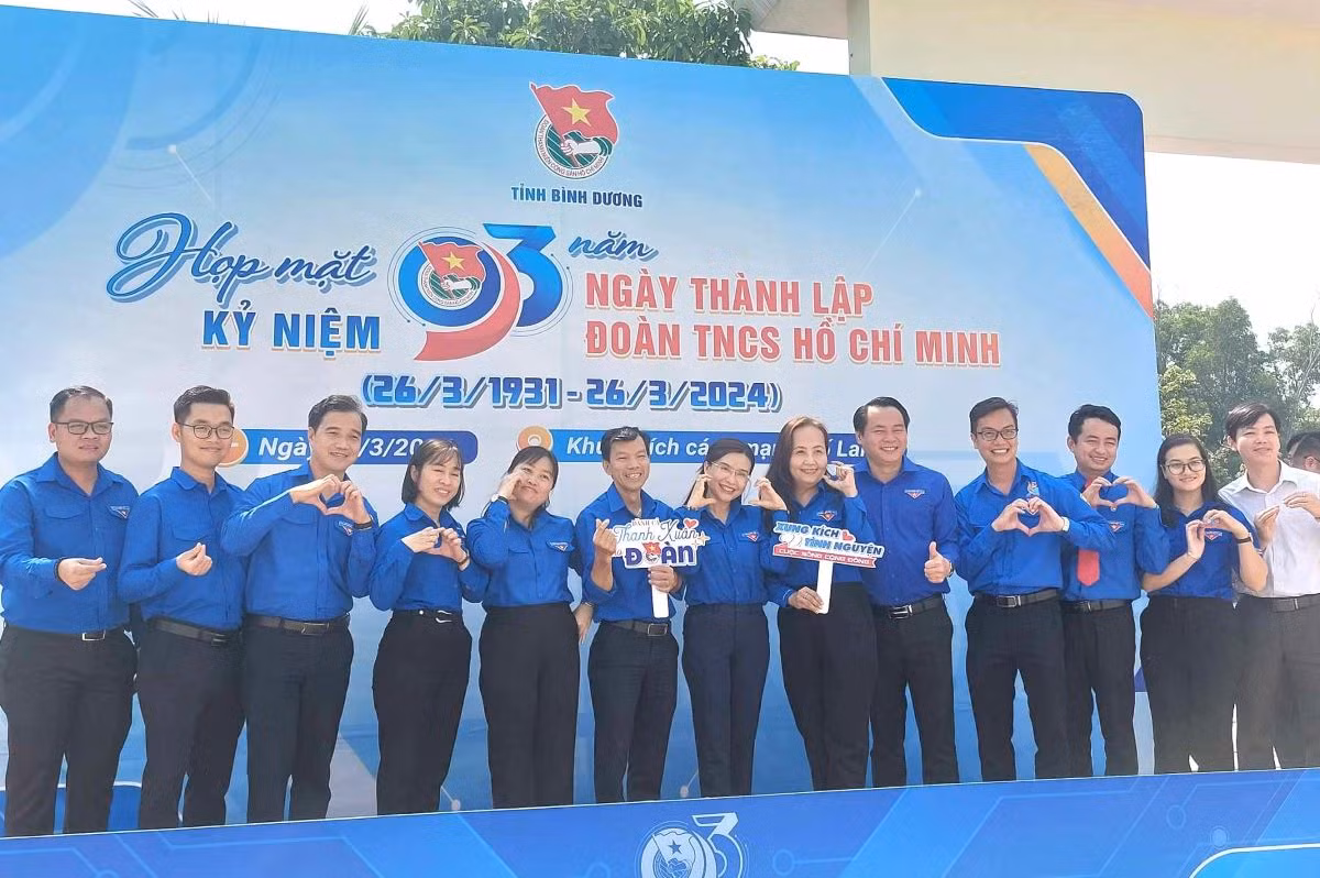 Chị Nguyễn Phạm Duy Trang - Bí thư Ban Chấp hành Trung ương Đoàn, Chủ tịch Hội đồng Đội Trung ương chụp ảnh lưu niệm cùng cán bộ Đoàn tại Bình Dương. Chị Nguyễn Phạm Duy Trang - Bí thư Ban Chấp hành Trung ương Đoàn, Chủ tịch Hội đồng Đội Trung ương chụp ảnh lưu niệm cùng cán bộ Đoàn tại Bình Dương.