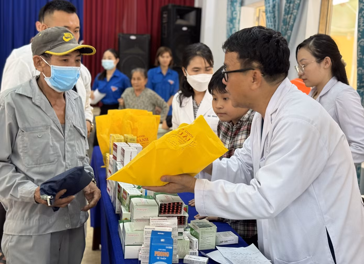 Người dân sau khi khám bệnh được phát thuốc điều trị miễn phí Người dân sau khi khám bệnh được phát thuốc điều trị miễn phí