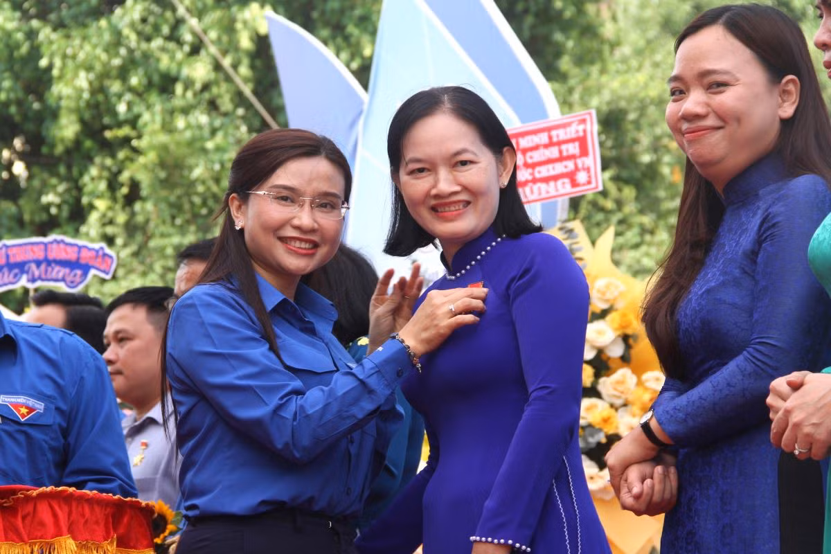 Chị Nguyễn Phạm Duy Trang - Bí thư Ban Chấp hành Trung ương Đoàn, Chủ tịch Hội đồng Đội Trung ương trao tặng Kỷ niệm chương “Vì thế hệ trẻ” của Trung ương Đoàn. Chị Nguyễn Phạm Duy Trang - Bí thư Ban Chấp hành Trung ương Đoàn, Chủ tịch Hội đồng Đội Trung ương trao tặng Kỷ niệm chương “Vì thế hệ trẻ” của Trung ương Đoàn.