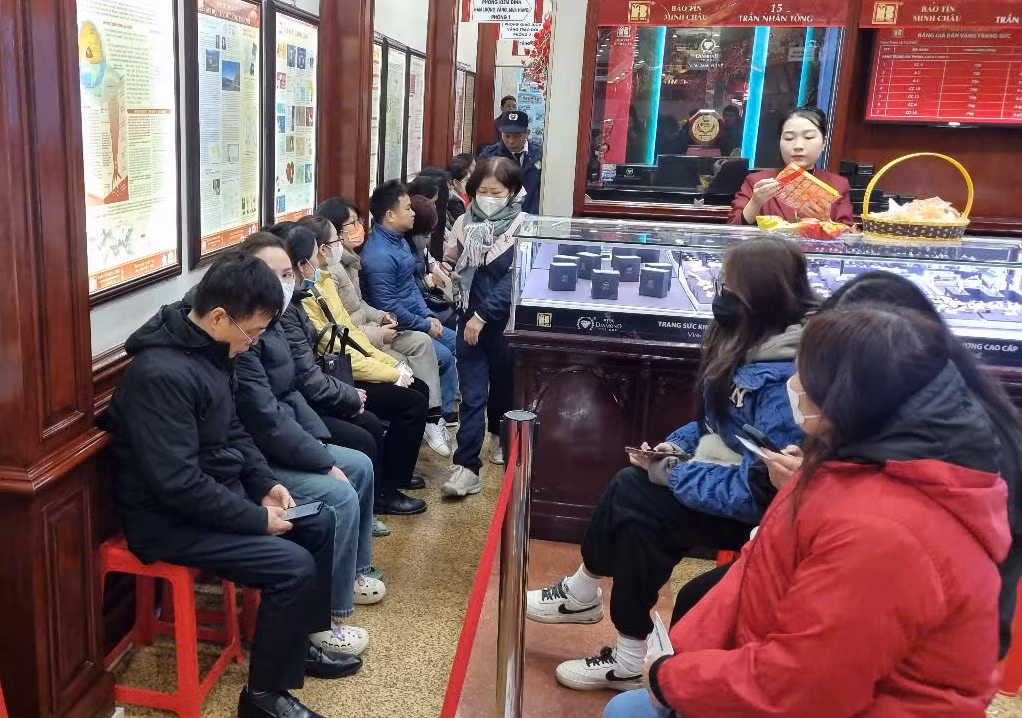 Người dân xếp hàng mua vàng nhẫn tại cửa hàng trên phố Trần Nhân Tông - Hà Nội. Người dân xếp hàng mua vàng nhẫn tại cửa hàng trên phố Trần Nhân Tông - Hà Nội.