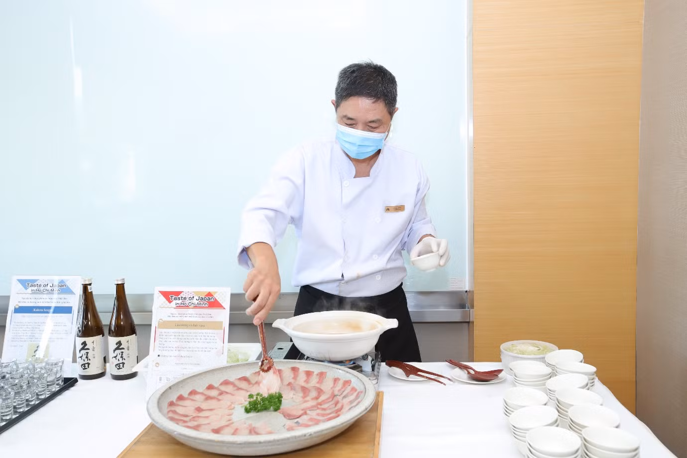 Chính tay bếp trưởng Midou Masashi thực hiện món ăn tại hội thảo