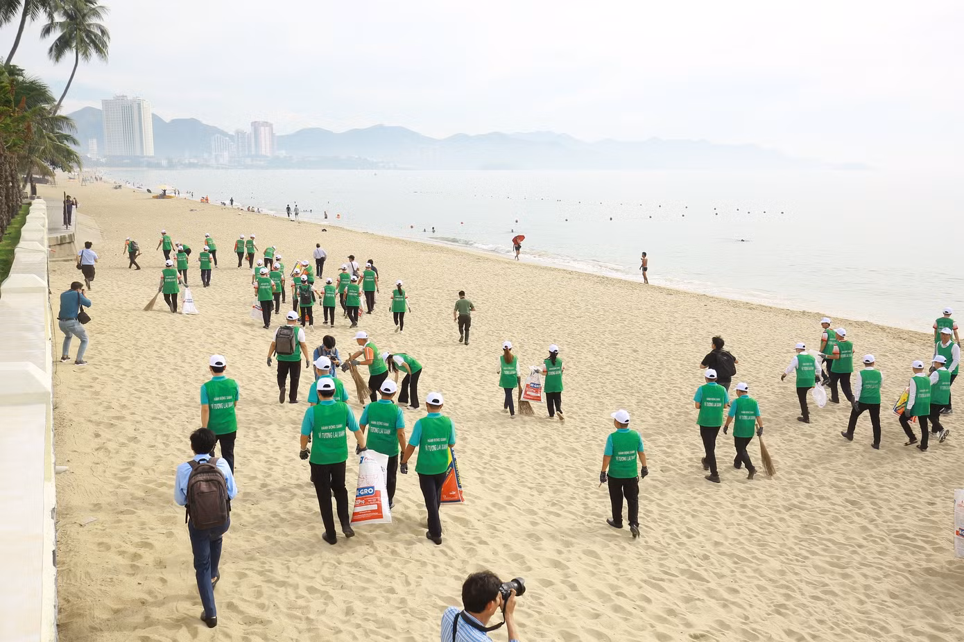 Đại biểu tham gia nhặt rác trên bãi biển Nha Trang.