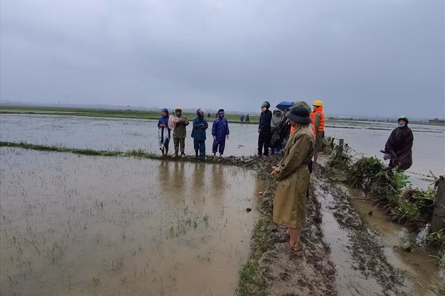 Tìm thấy thi thể bé gái 3 tuổi bị nước lũ cuốn trôi ảnh 1