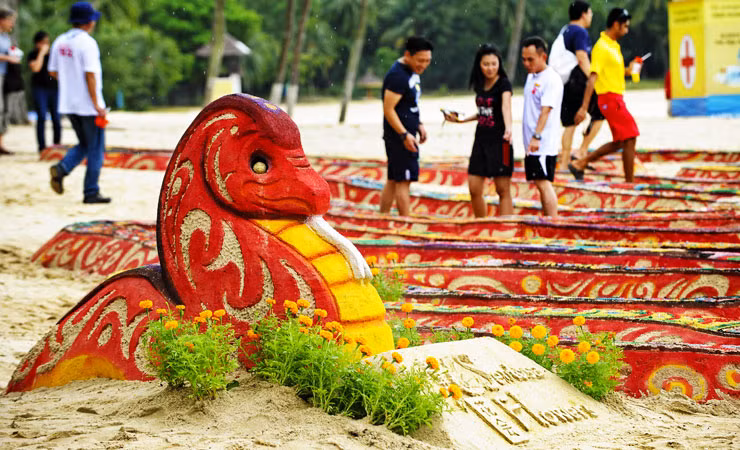 Triển lãm hình rắn bằng cát tại bãi biển Palawan, Singapore