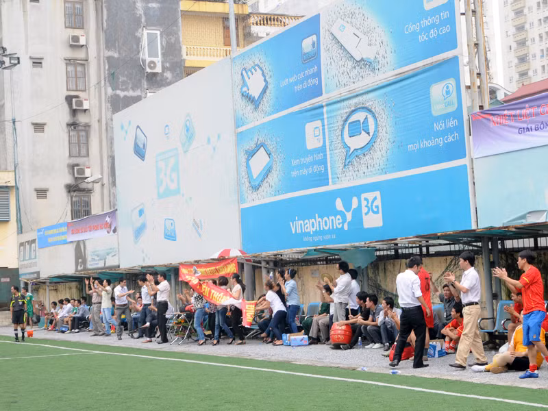 Đông đảo khán giả đến theo dõi, cổ vũ cho các đội bóng