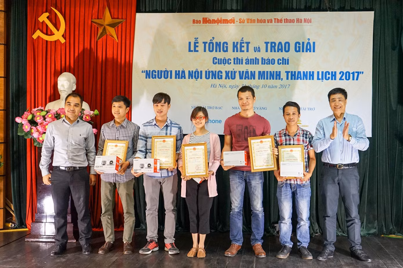 'Tây dọn rác Hà Nội' đoạt giải ảnh Người Hà Nội văn minh thanh lịch ảnh 4