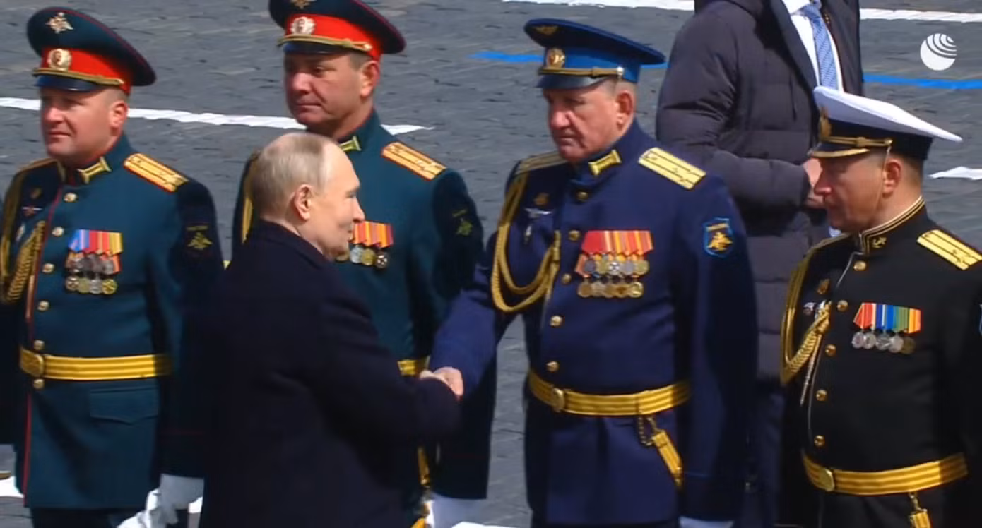 Tổng thống Nga Putin bắt tay các quan chức, chỉ huy quân đội.