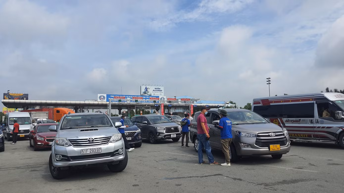 Một số trường hợp phát sinh lỗi được hướng dẫn xử lý. Ghi nhận tại trạm thu phí Long Phước lúc 9h sáng 1/8.