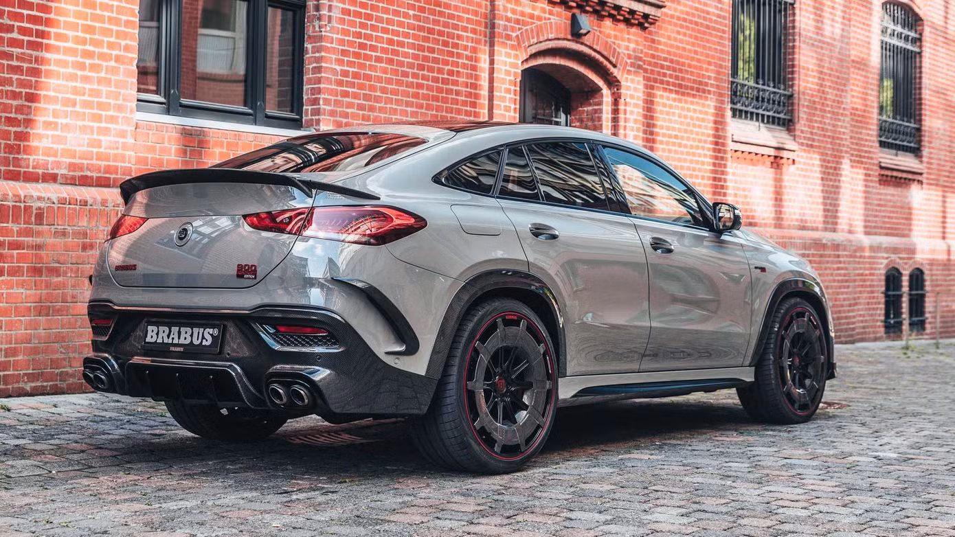 Brabus 900 Rocket được bổ sung các miếng ốp hầm hố.