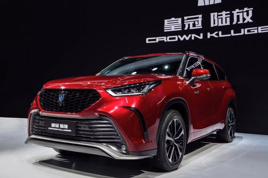 Lưới tản nhiệt mang logo của dòng xe Crown.